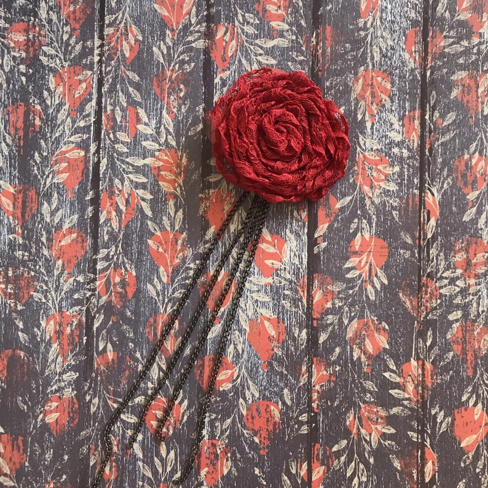 Lace rose brooch with dangling chains 🥀❣️